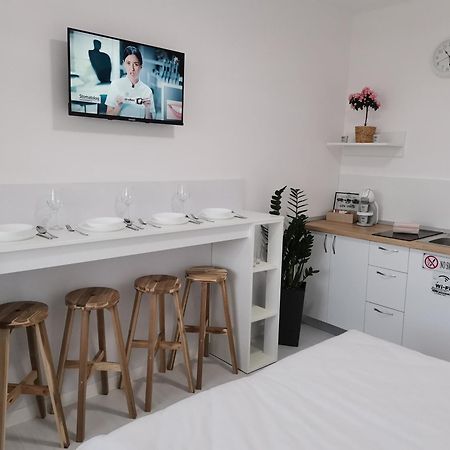 オラデア Casuta Cu Teiヴィラ 部屋 写真