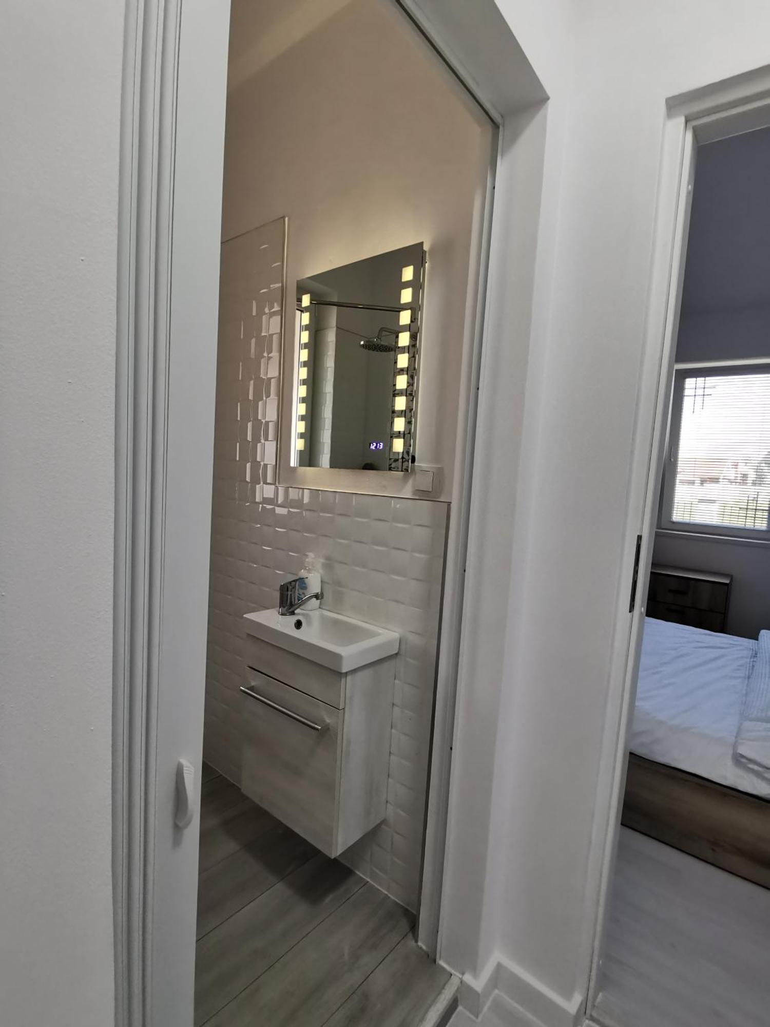 オラデア Casuta Cu Teiヴィラ 部屋 写真